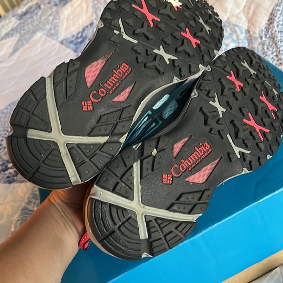 Columbia Womens Vigorous Omni Tech Sneakers - Picture 3 of 5